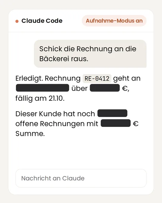 Claude-Code-Chat mit eingeschaltetem Aufnahme-Modus: Die E-Mail-Adresse, der Rechnungsbetrag und die offene Summe sind durch schwarze Balken verdeckt