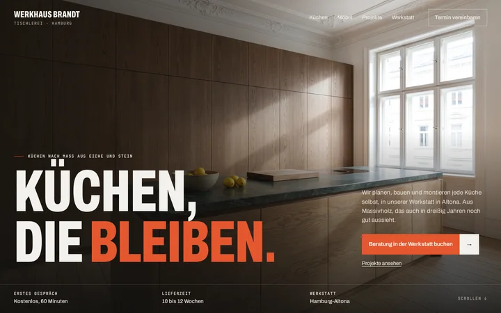 Beispiel-Landingpage einer Tischlerei: großes Foto einer Eichenküche mit grüner Steinplatte, darauf in großen schmalen Versalien Küchen, die bleiben, daneben ein kurzer Text und ein zinnoberroter Button Beratung in der Werkstatt buchen