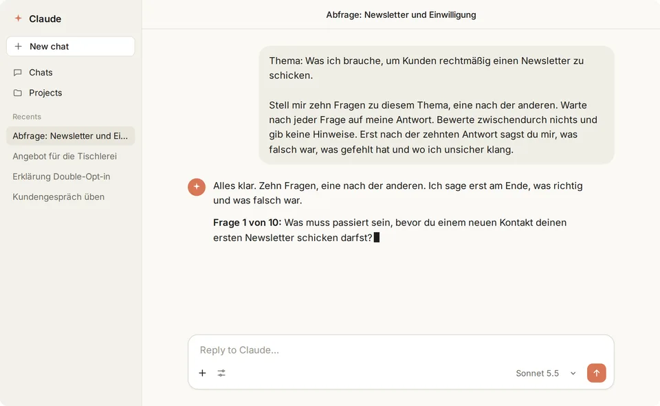 Claude-App: Der Abfrage-Prompt mit dem Thema Newsletter und Einwilligung steht im Chat, Claude antwortet mit Frage 1 von 10