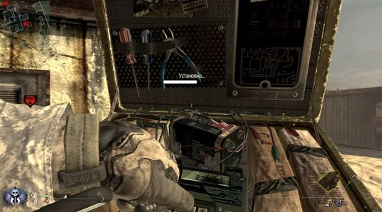 Ego-Ansicht in IW4L: Ein Spieler legt eine Bombe, ein Balken zeigt den Fortschritt der Installation