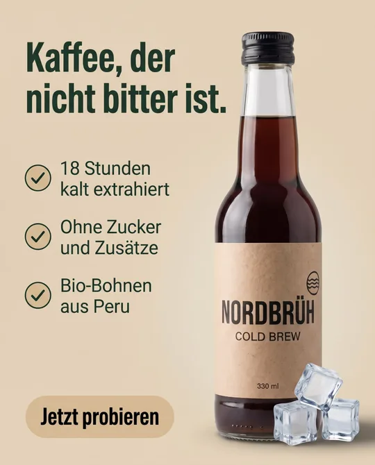 Dieselbe Anzeige mit sandfarbenem Hintergrund und grüner Schrift, Flasche, Texte und Anordnung unverändert