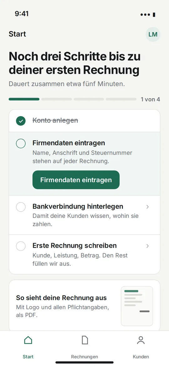 Version mit Vorbildern aus Mobbin: Überschrift Noch drei Schritte bis zu deiner ersten Rechnung, Fortschritt 1 von 4, Liste mit Konto anlegen erledigt, Firmendaten eintragen mit Button, Bankverbindung und erste Rechnung, darunter eine Rechnungsvorschau