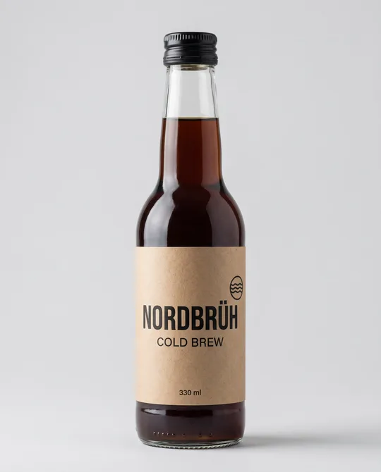Produktfoto: Glasflasche Nordbrüh Cold Brew mit Kraftpapier-Etikett vor hellgrauem Hintergrund